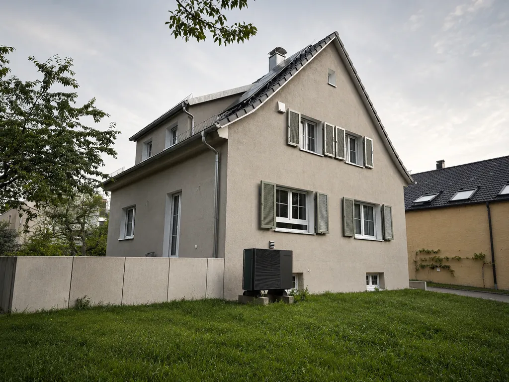 HS46 in Nellingen: Wohnhaus von 1951 nach der energetischen Sanierung, mit neuer Fassade und Klappläden